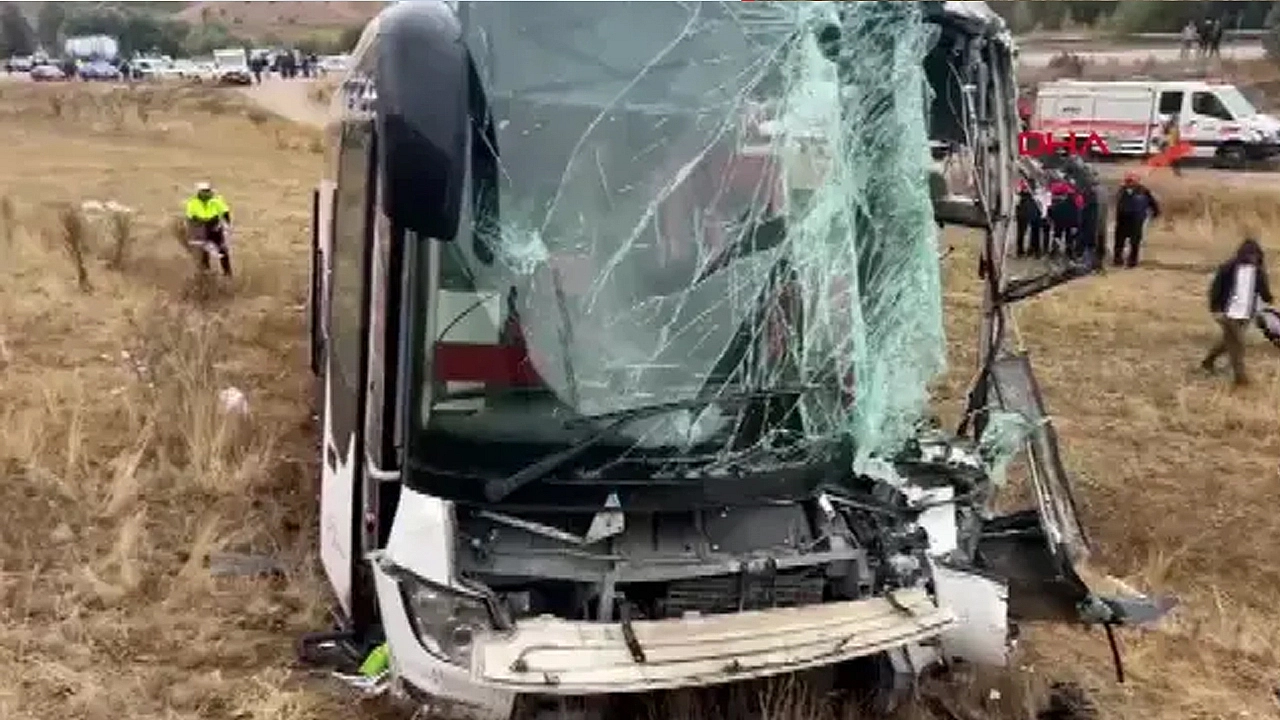 Yolcu otobüsü ve tırın çarpışmasında 18 kişi yaralandı