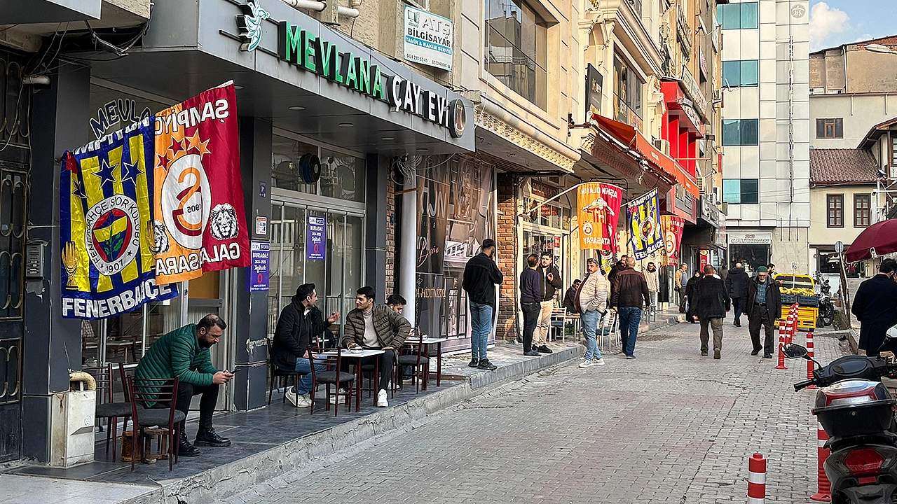 Fenerbahçe–Galatasaray derbisi Elazığ'da çay ocaklarını doldurdu