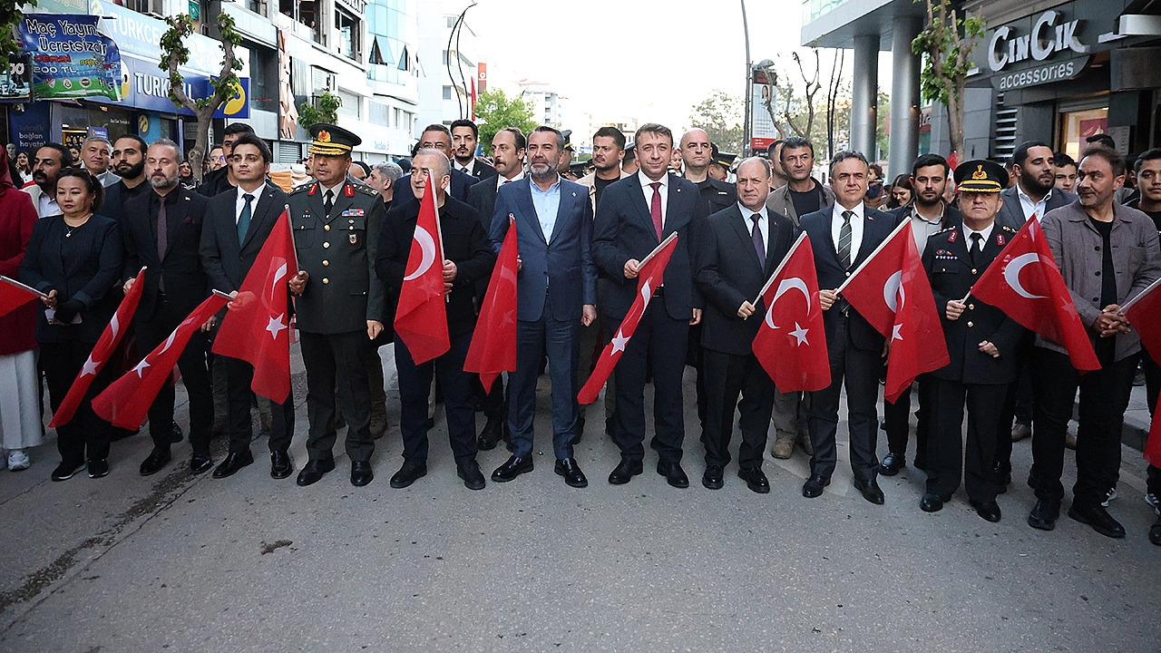 Elazığ'da dev Türk Bayrağıyla yürüyüş