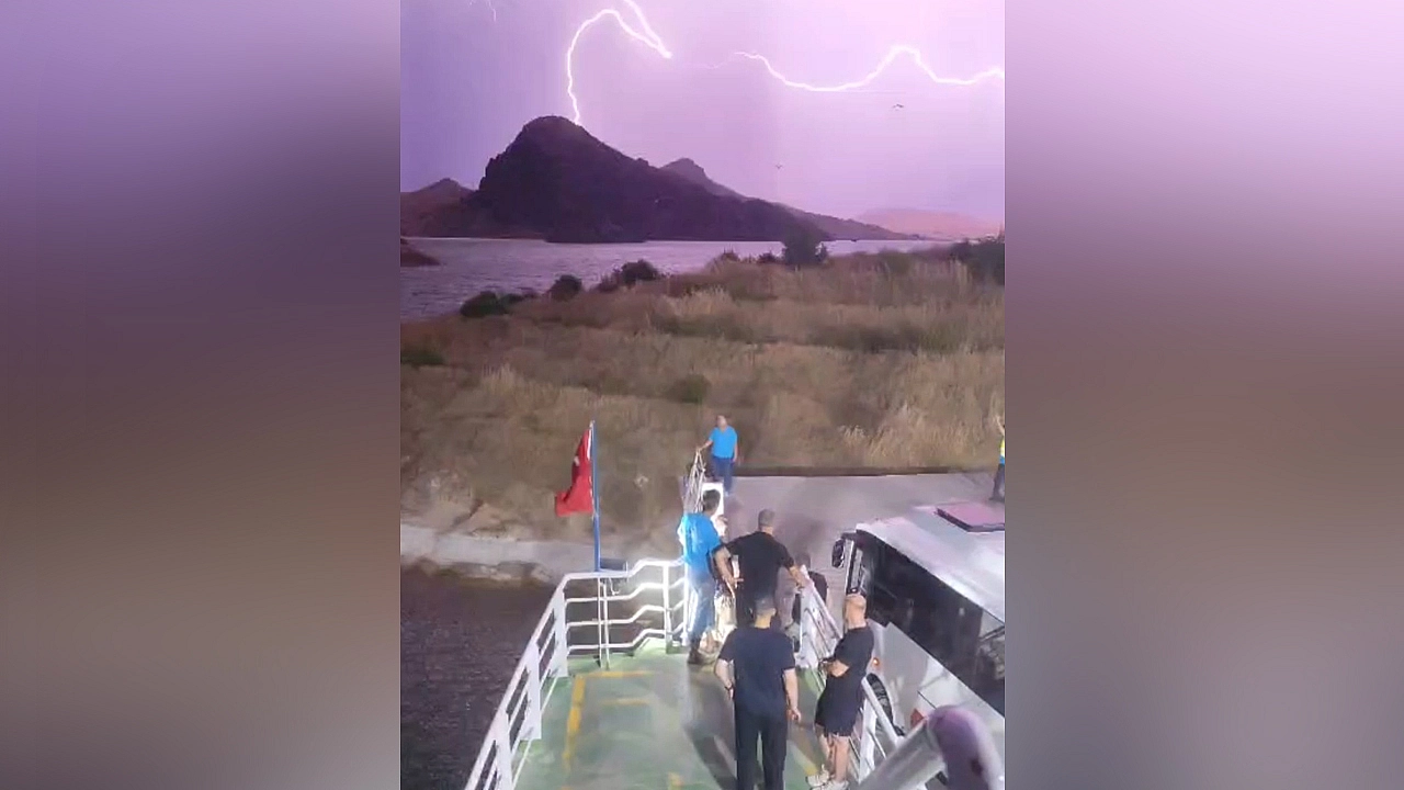 Elazığ'da fırtına feribotu iskeleye yanaştırmadı