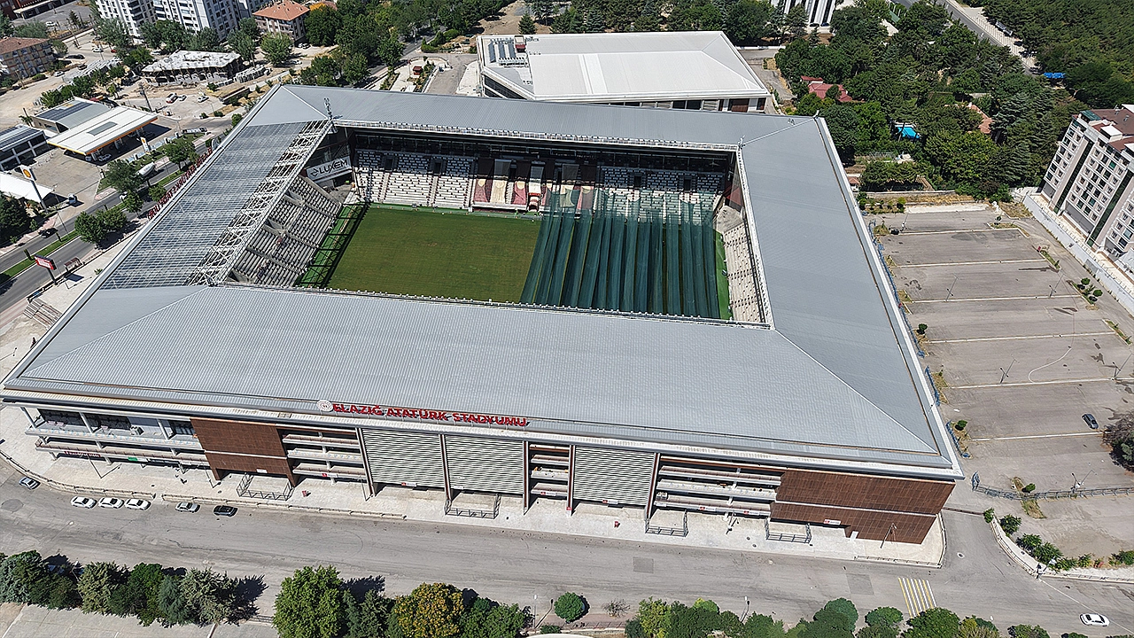 Elazığ Atatürk Stadyumu'nda çim zemin için sıcak hava önlemleri