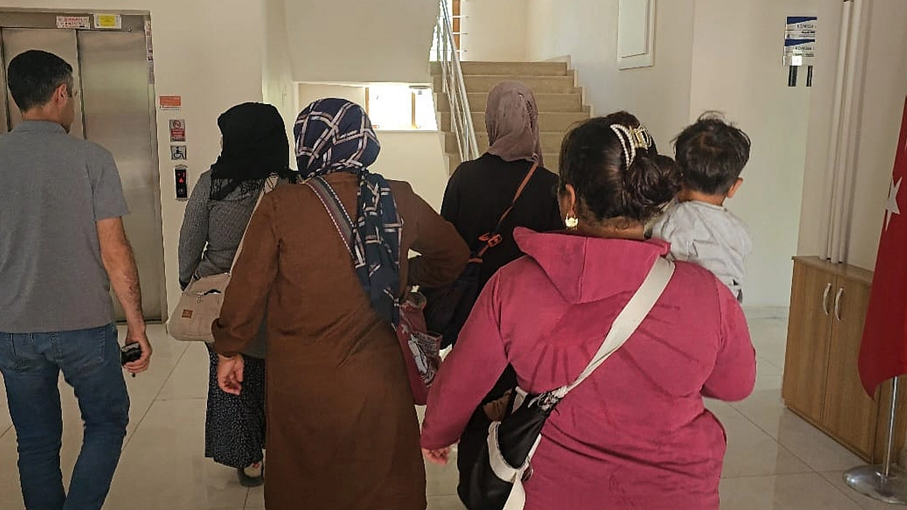 Elazığ'da dilenci şebekesine zabıta operasyonu: Kameralara el sallayıp oynayarak girdiler