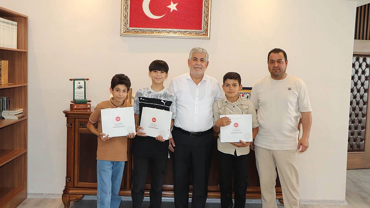 Başkan ve Müftü'den dürüst öğrencilere övgü