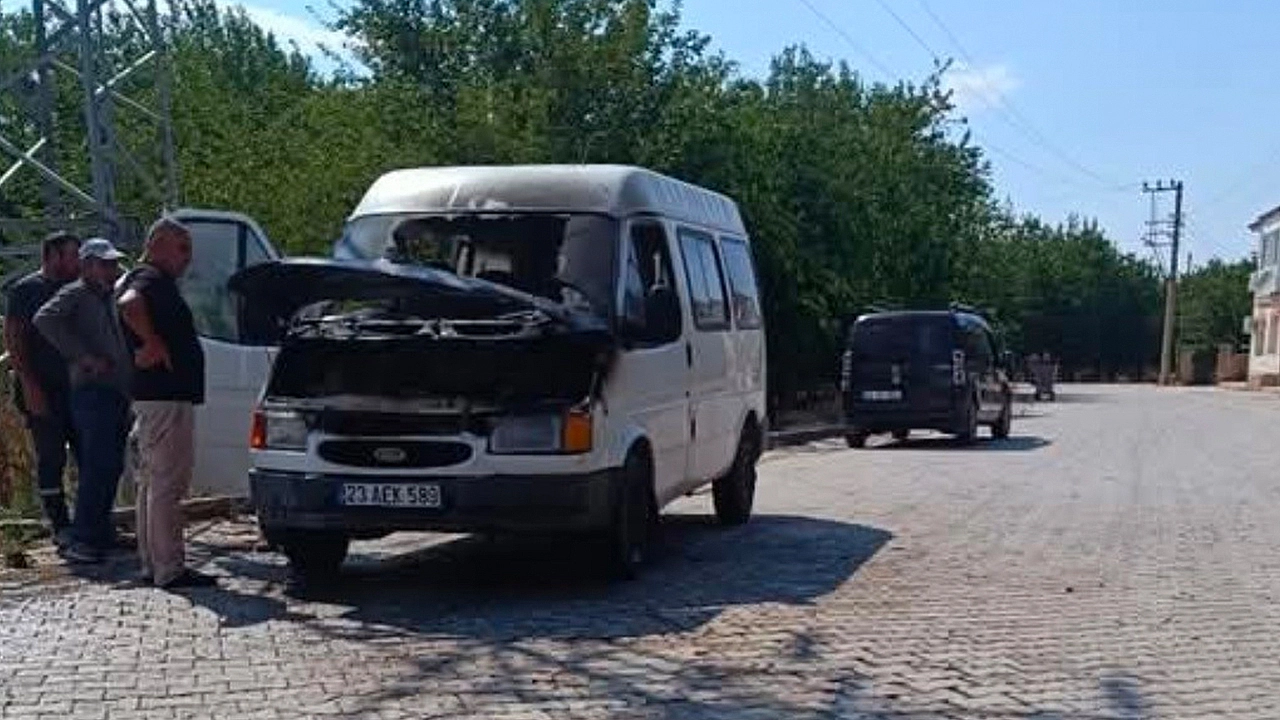 Elazığ'da minibüs alevlere teslim oldu