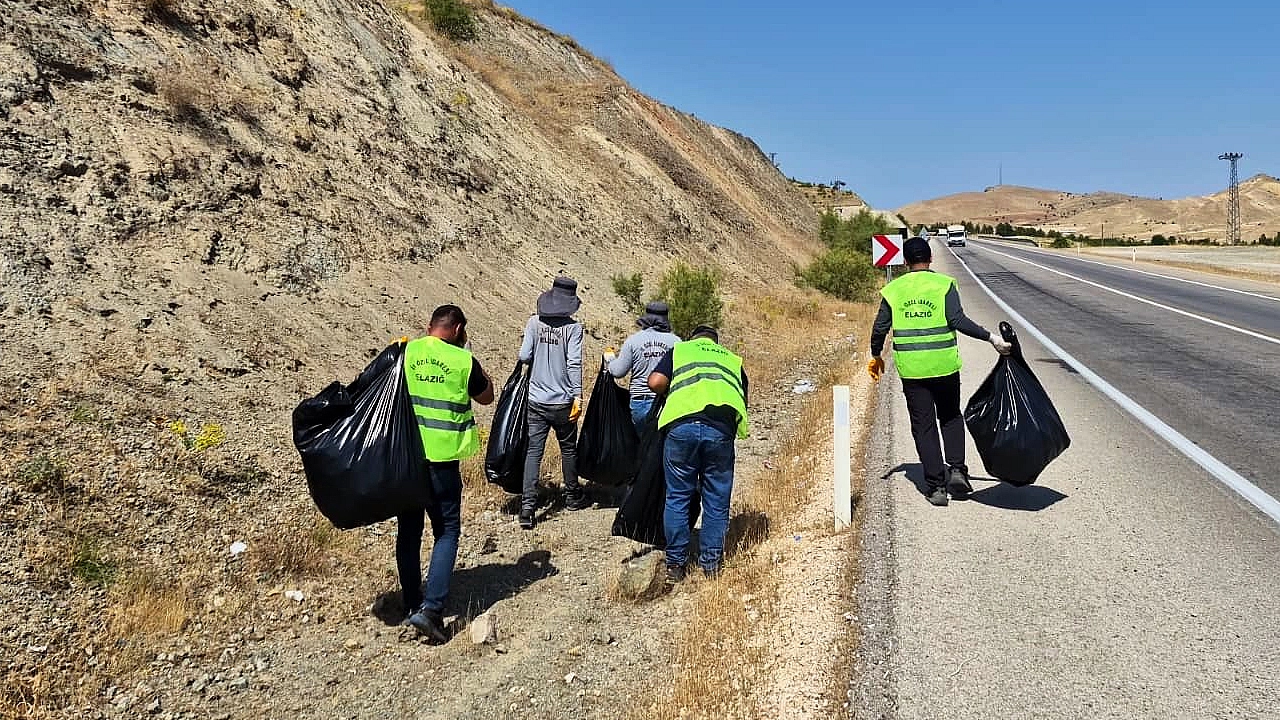 Pertek feribot güzergahından 4 ton atık çıkarıldı