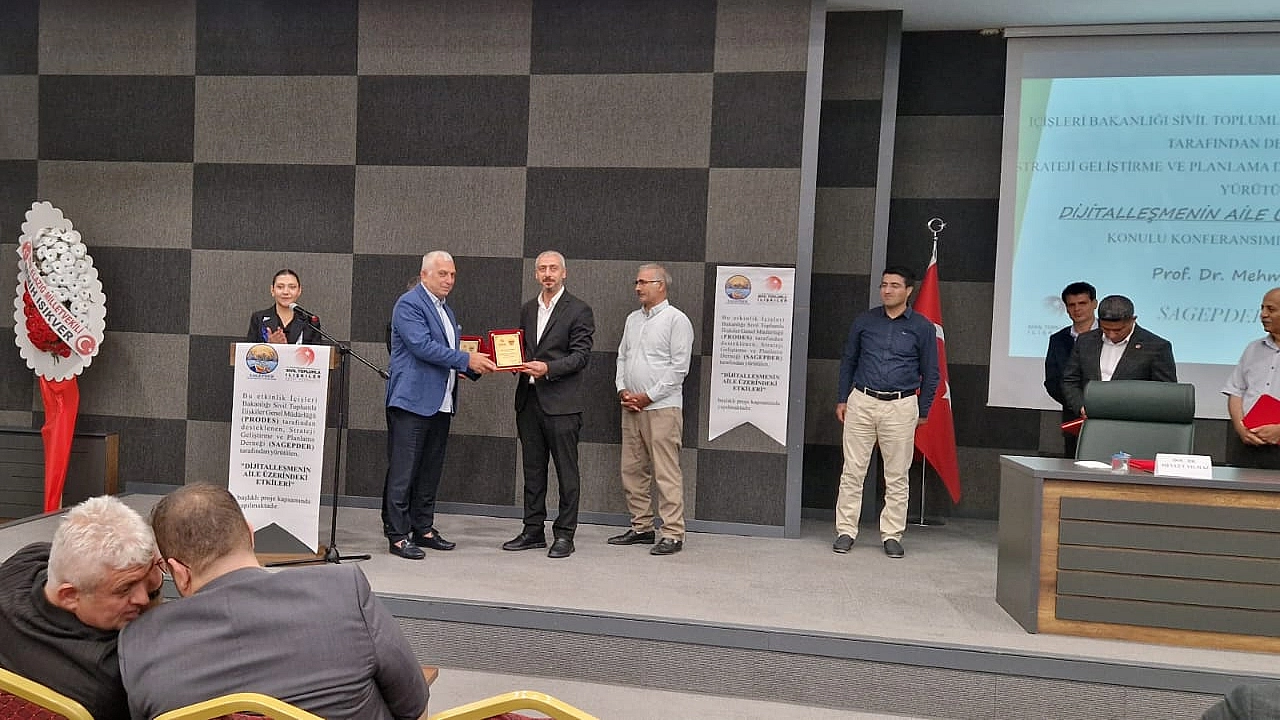 Elazığ'da dijitalleşmenin aile üzerindeki etkileri konferansı düzenlendi
