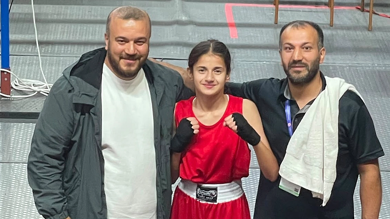 Elazığlı genç boksörlerden Sivas'ta Türkiye derecesi