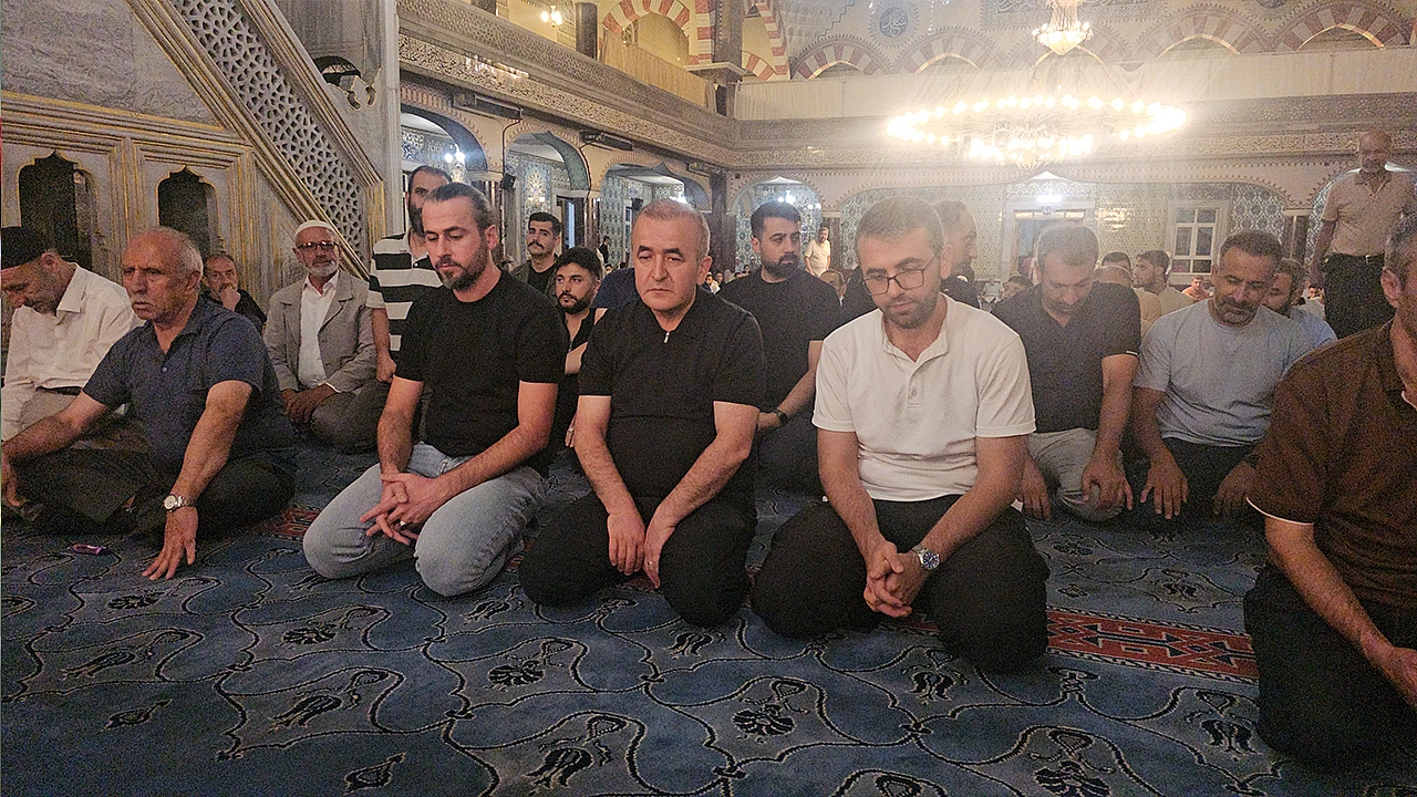 Elazığ'da Mevlid Kandili'nde binlerce vatandaş camilere akın etti