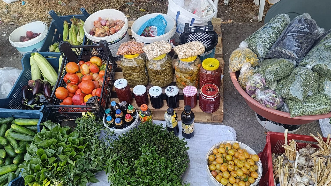 Gezin Cuma Pazarı'nda iğne atsan yere düşmüyor: Yoğunluk var, bütçe yok!