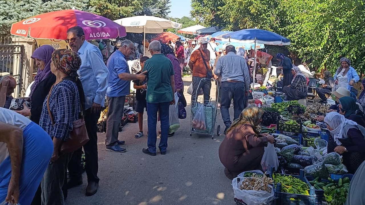 Gezin Cuma Pazarı'nda iğne atsan yere düşmüyor: Yoğunluk var, bütçe yok!