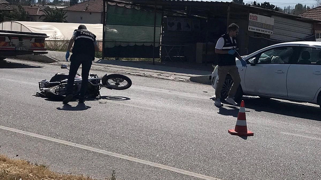 Otomobilin çarptığı motosikletin sürücüsü ağır yaralandı