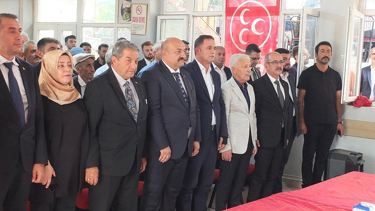 MHP'de birlik ve dayanışma içinde bayrak değişimi