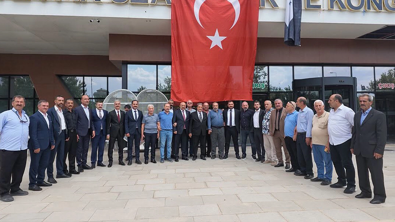 MHP'de birlik ve dayanışma içinde bayrak değişimi