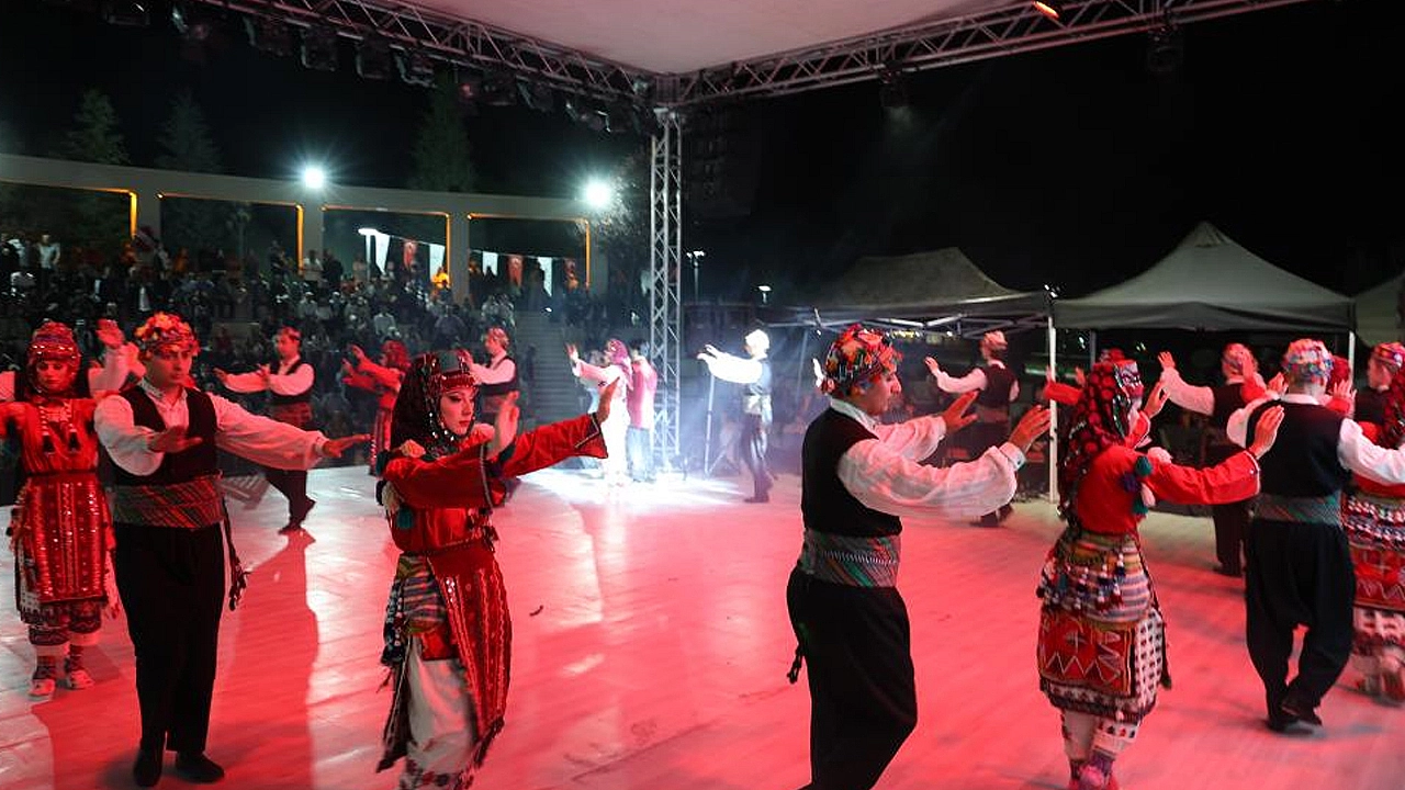 29. Uluslararası Hazar Şiir Akşamları: Gösteriler ayakta alkışlandı