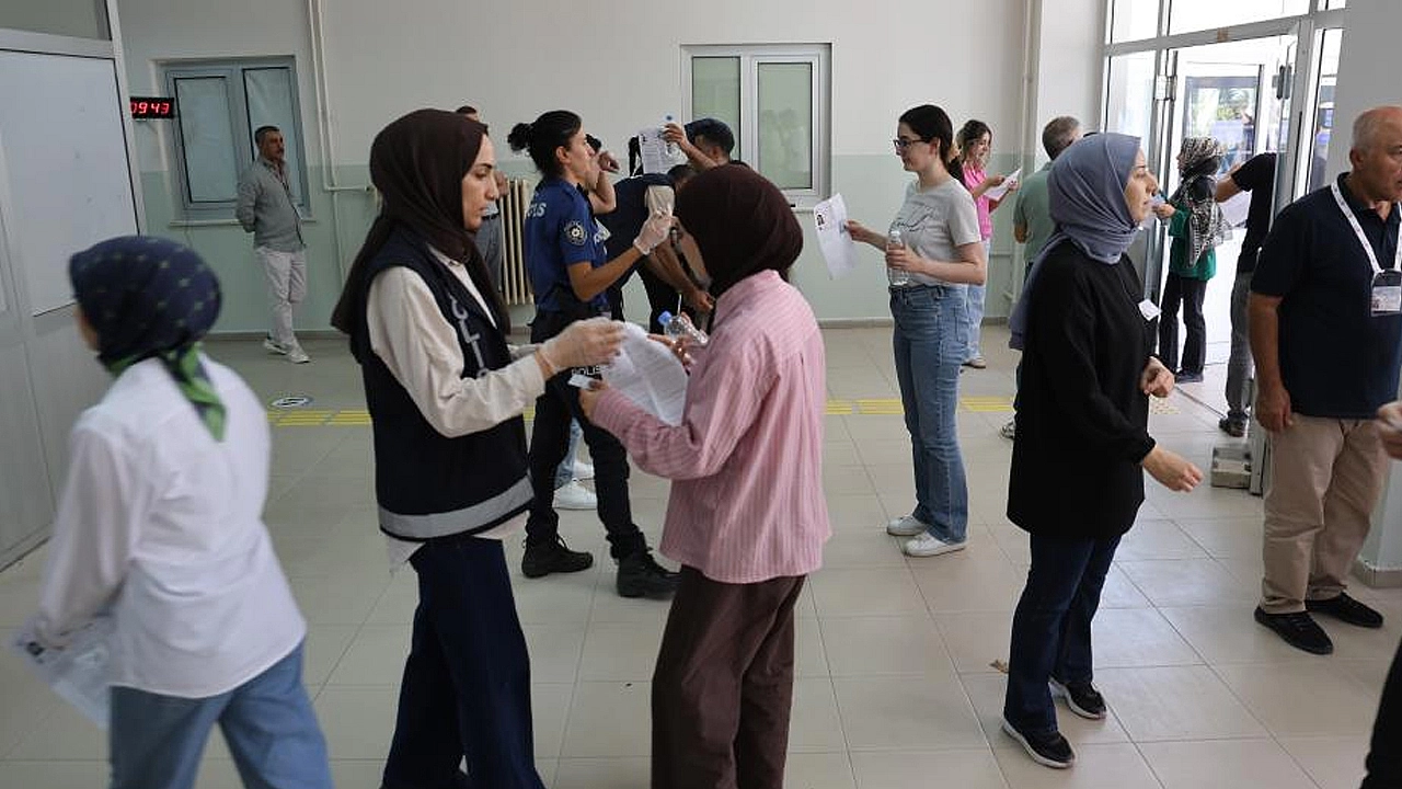 Elazığ'da KPSS heyecanı: Binlerce aday ter döktü