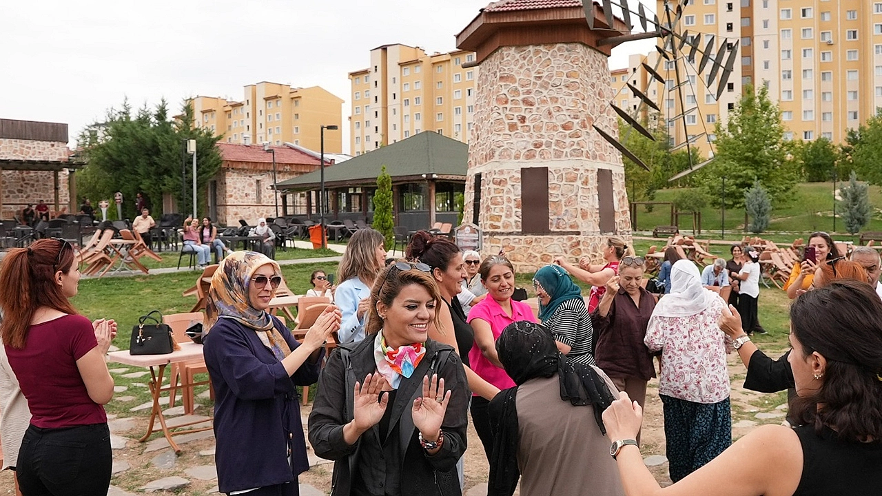 Elazığ Belediyesi Kadın Meclisi'nden Esentepe Mahallesi sakinlerine tanıtım gezisi