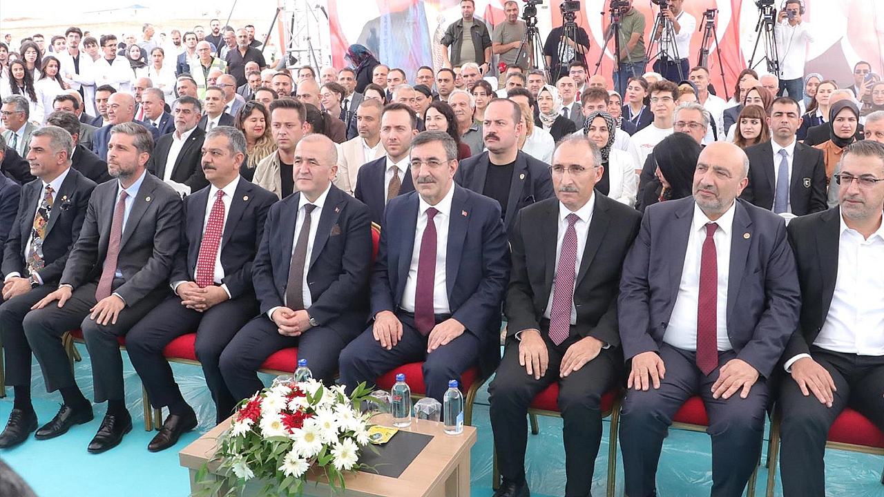 Cevdet Yılmaz: 'Projenin mimarı Rektör Göktaş'tır'