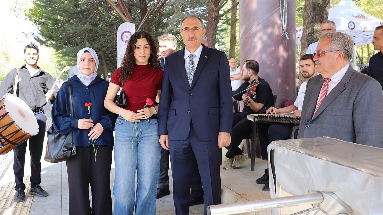 Rektör Prof. Dr. Göktaş öğrencileri çiçeklerle karşıladı