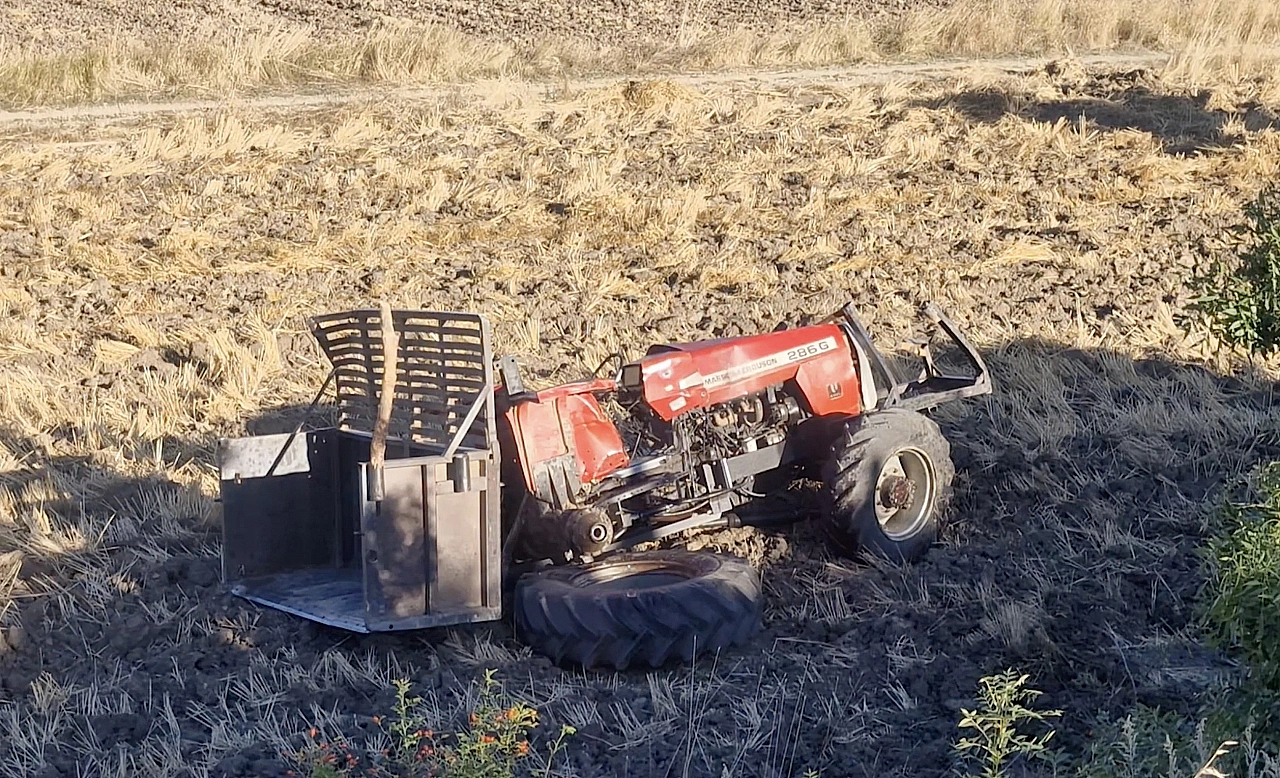 Minibüs traktöre arkadan çarptı: 1 ölü, 1 yaralı