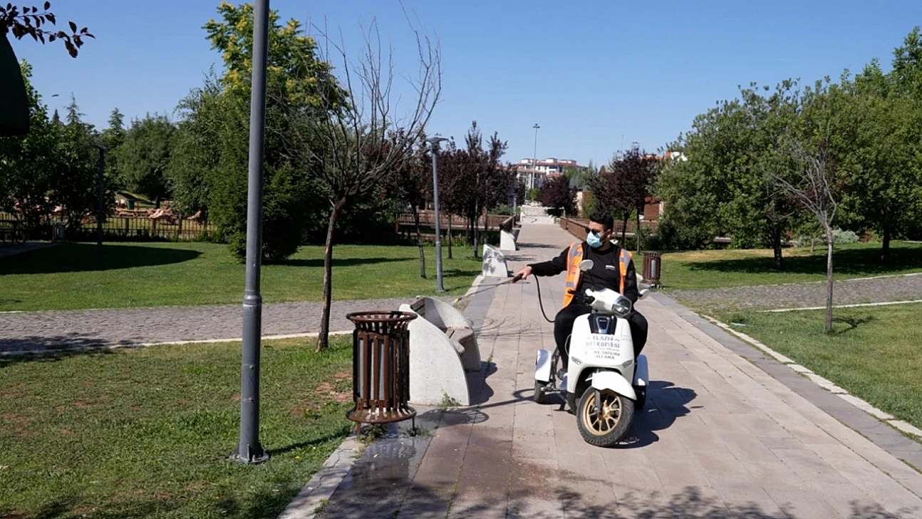 Elazığ Belediyesi ilaçlama çalışmalarını sürdürüyor