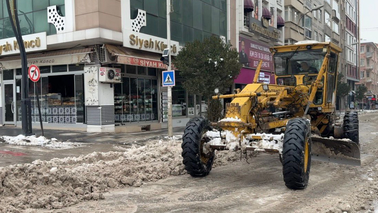 Elazığ Belediyesi, Vali Fahri Bey Caddesi'nde Kar Küreme Ve Temizlik Çalışması Yaptı
