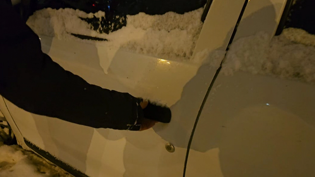 Elazığ'da aşırı soğuktan araçların kapıları dondu