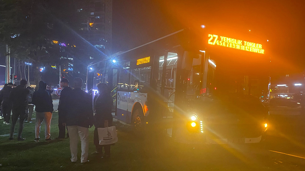 Elazığ'da Belediye Otobüsü, Taksiye Çarpmamak İçin Manevra Yaptı, Kaldırıma Çıkarak Olası Facianın Önüne Geçti