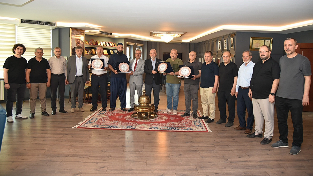 Elazığ Ticaret Borsası'nda emek veren meclis üyelerine teşekkür plaketi