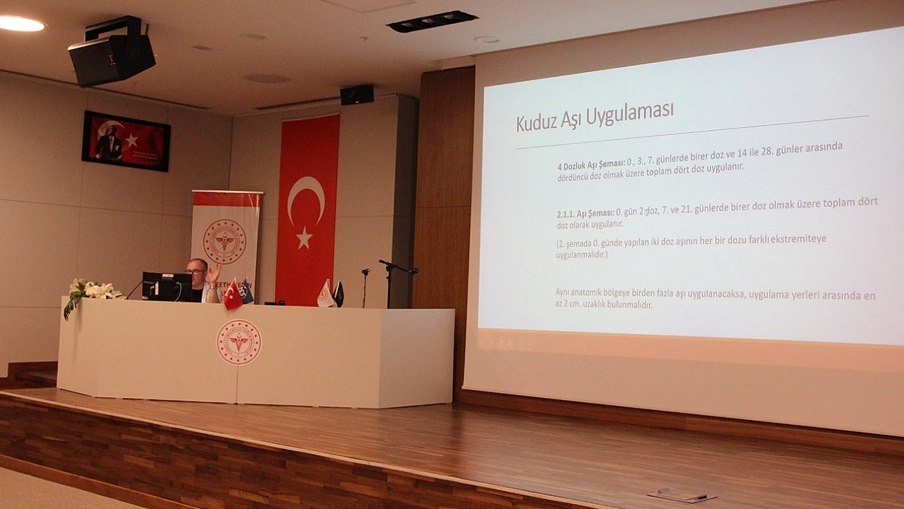 Fethi Sekin Şehir Hastanesi'nde sağlık personeline kuduz riskli temas ve aşı eğitimi