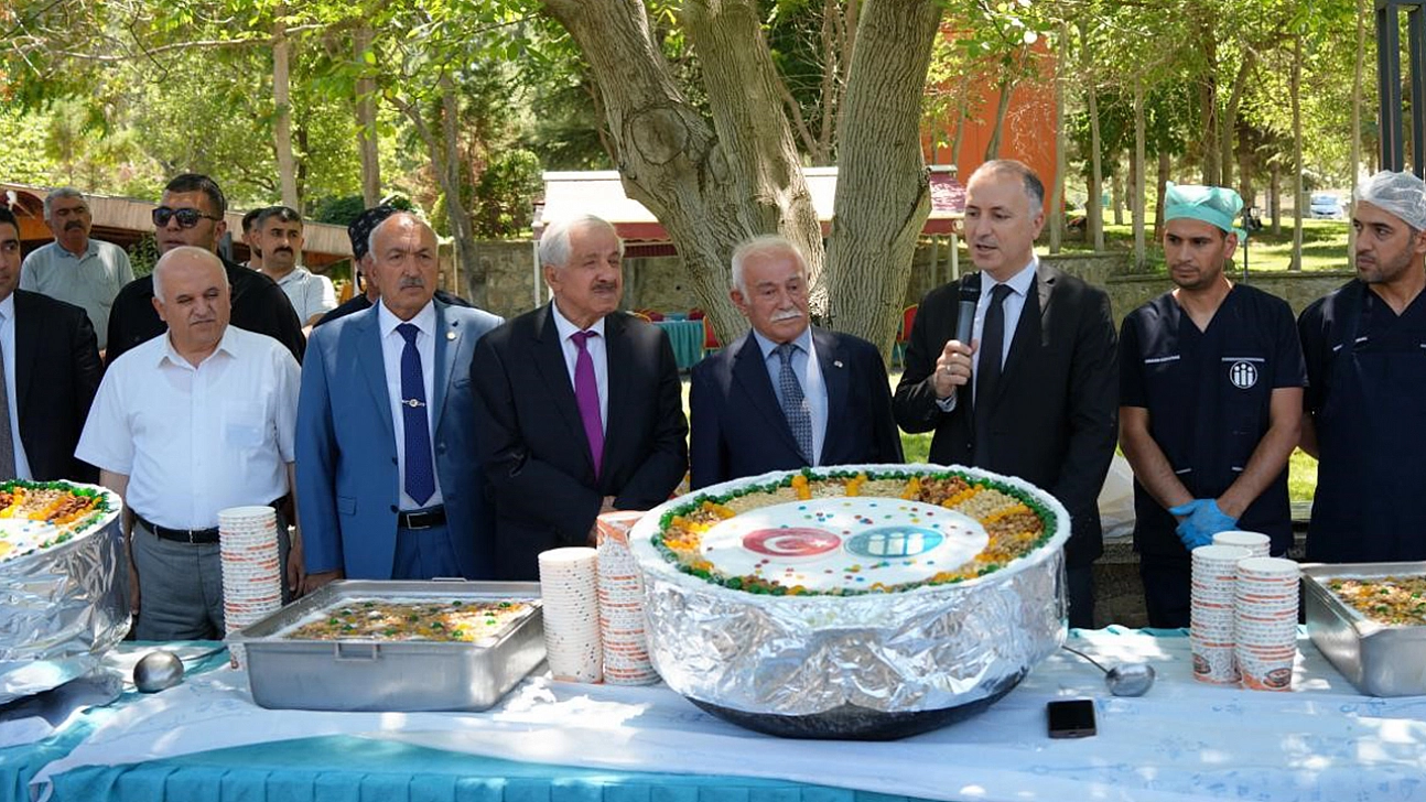 İnönü Üniversitesi'nden Geleneksel Aşure İkramı