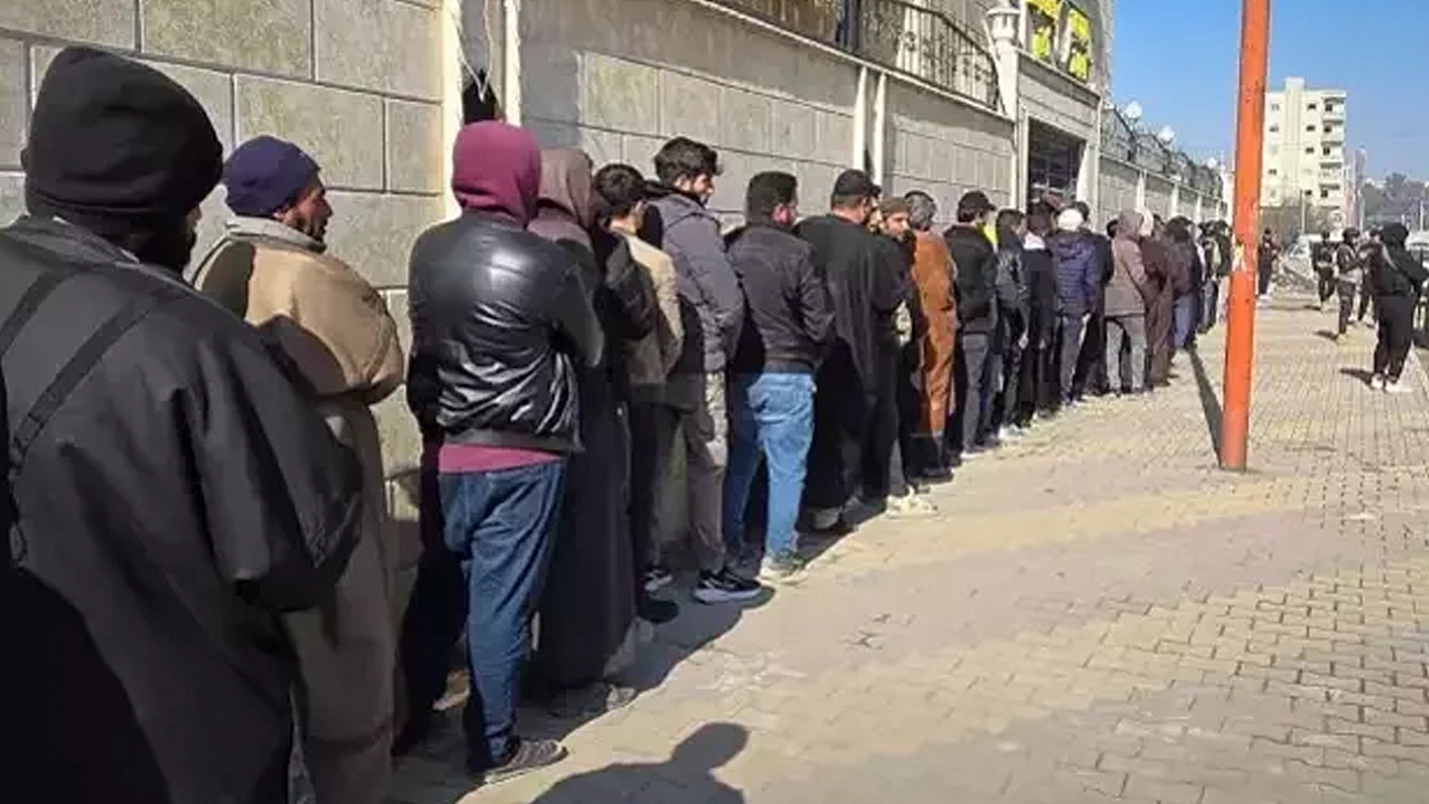 O belge için kuyruğa girdiler