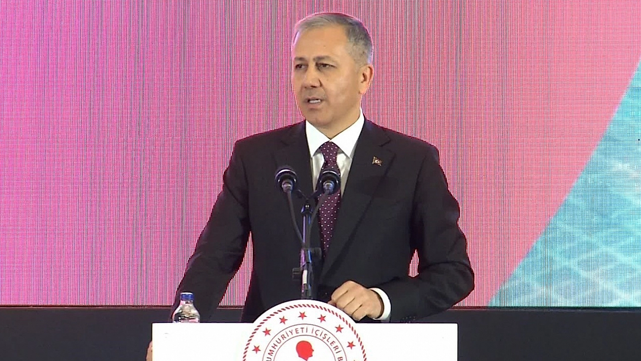 Yerlikaya'dan Diyarbakır yürüyüşüne sert tepki: 'Polise düşman deme alçaklığına izin vermeyiz'