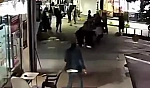 Anne ve kızı cadde ortasında darp edildi