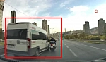 Direksiyonu bir anda kırdı! Motosikletli ölümden döndü