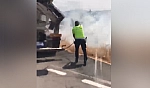 Elazığ'da otluk yangına trafik polisinden beton mikserli müdahale
