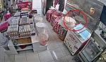 Korku dolu anlar: 4 Yaşındaki çocuk kamyonetin altında kaldı