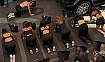 Otomobil bayisindeki yoga etkinliği tartışma yarattı