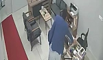 Tamirhaneye girdi, telefonu alıp kayboldu