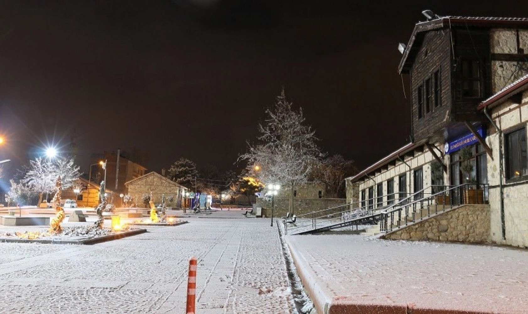 Karla kaplı Harput'ta ışıklarla görsel şölen