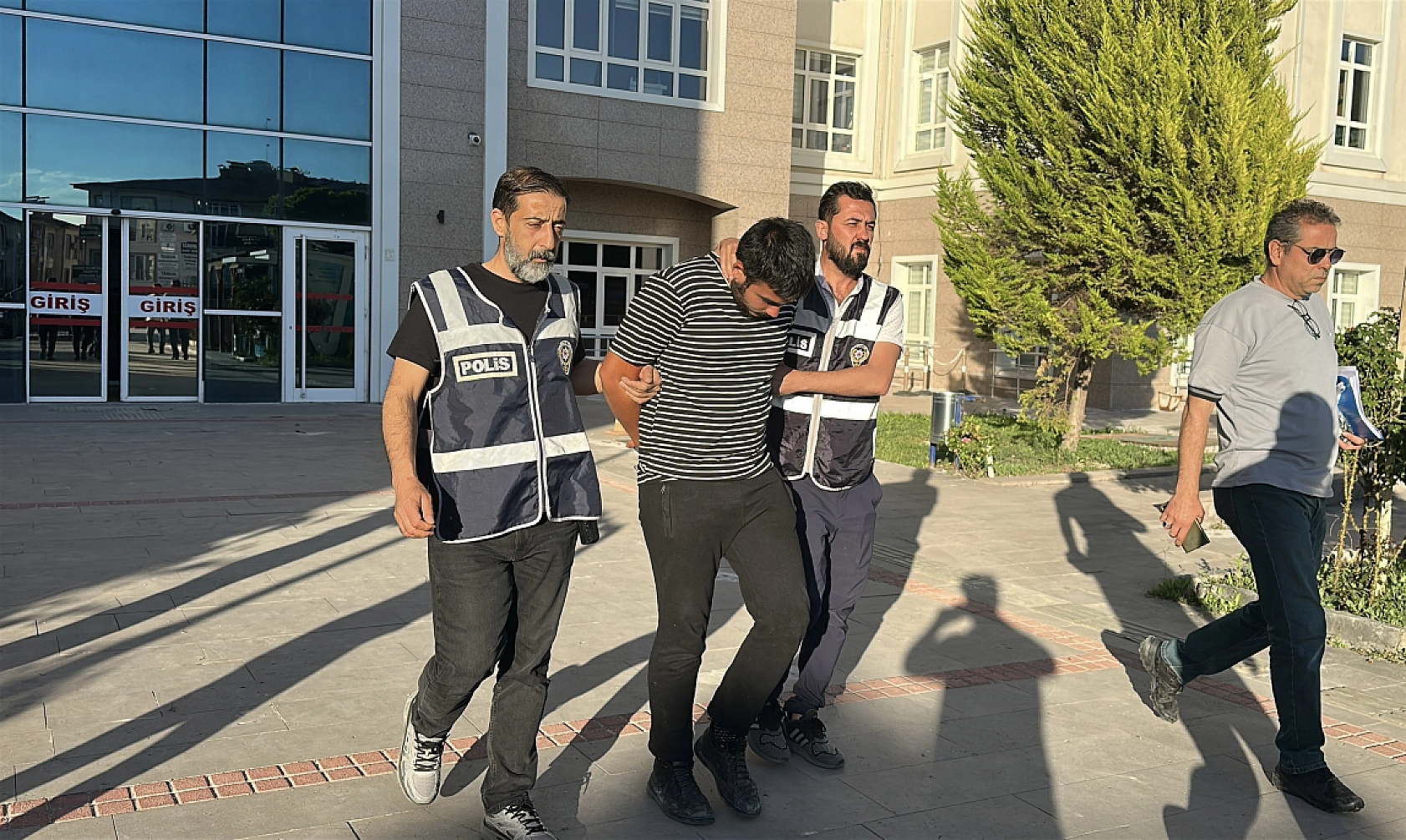 Tartıştığı adamı darp ettikten sonra tüfekle vuran gence müebbet istendi