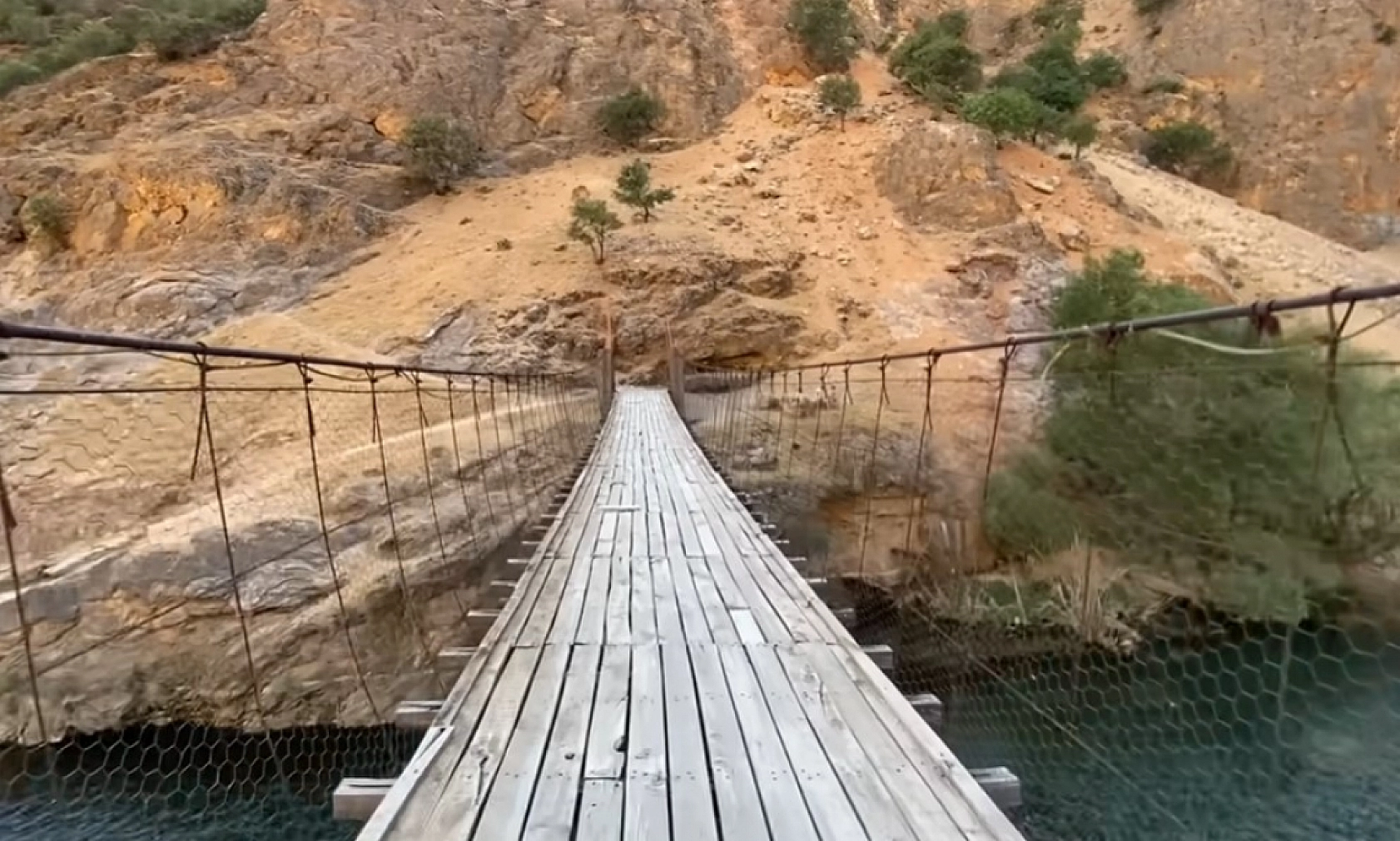 Burası Elazığ'a her yıl binlerce turist çekiyor! Resmen her derde deva… Merkeze 18 kilometre uzaklıkta 