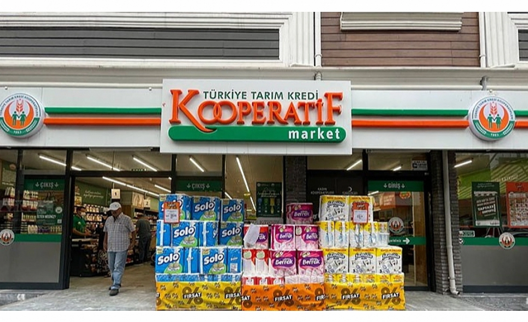 Elazığ'da Bayram İndirimi Bugün Başladı! Kuyrukların Uzunluğu Görenleri Şaşırtıyor!