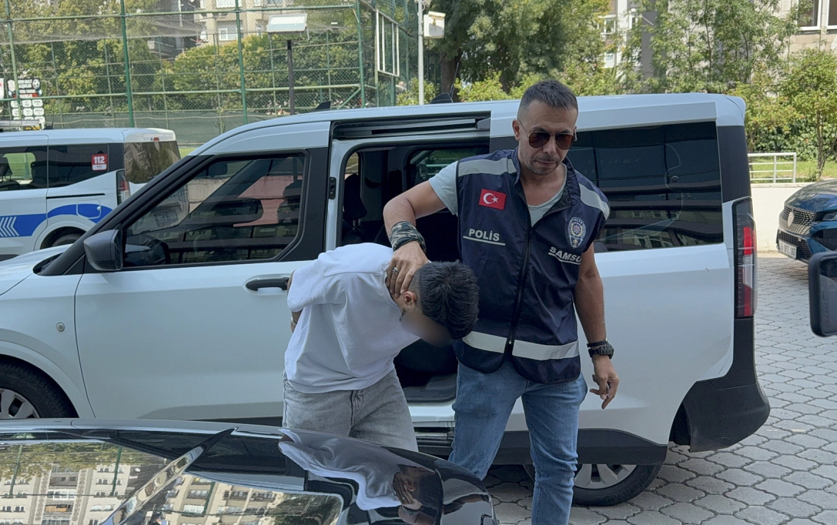 Kız arkadaşının kollarını kızgın kepçeyle yaktı