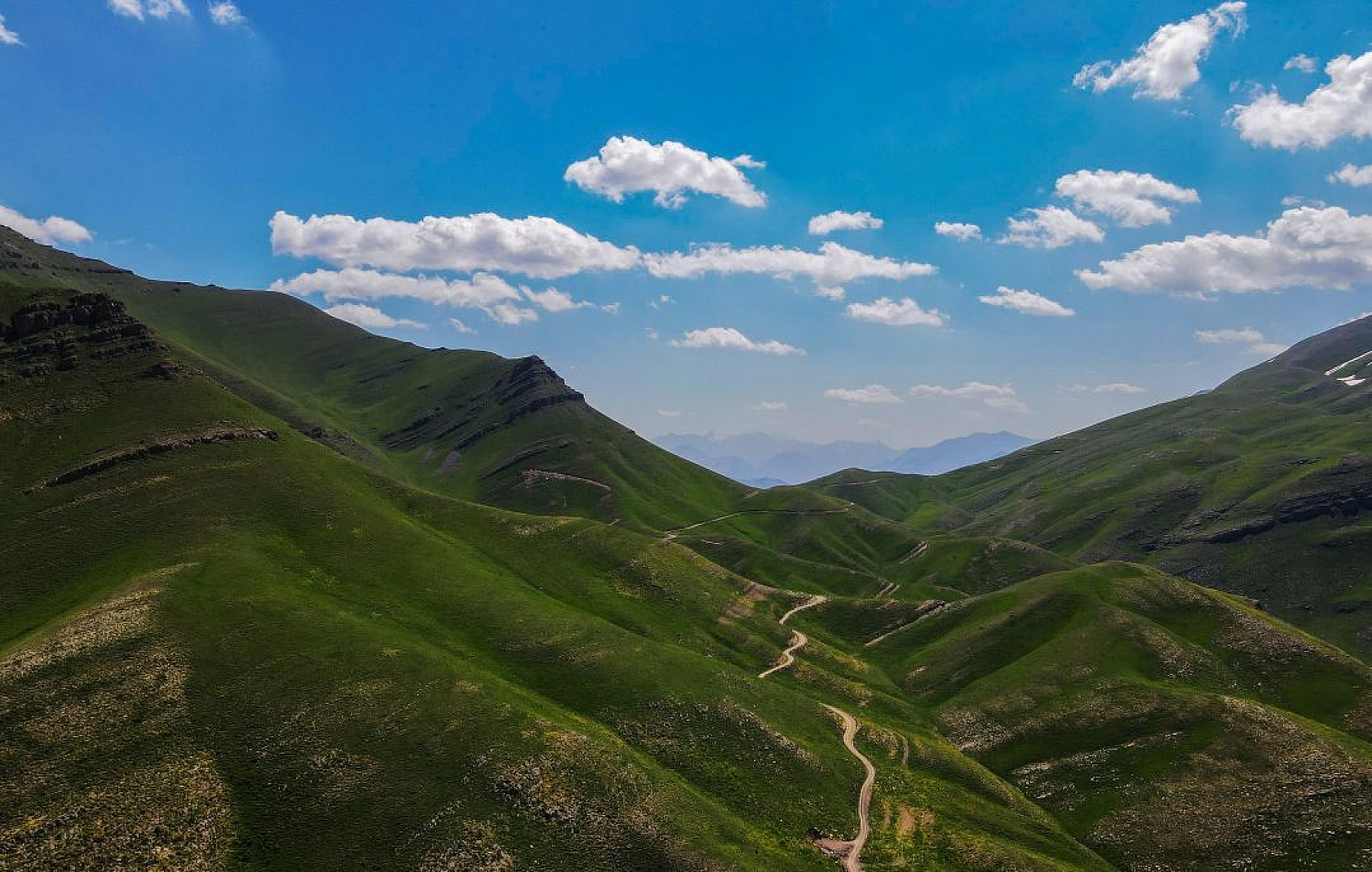 Droncu sınıf öğretmeninin çektiği eşsiz görüntüler hayran bıraktı
