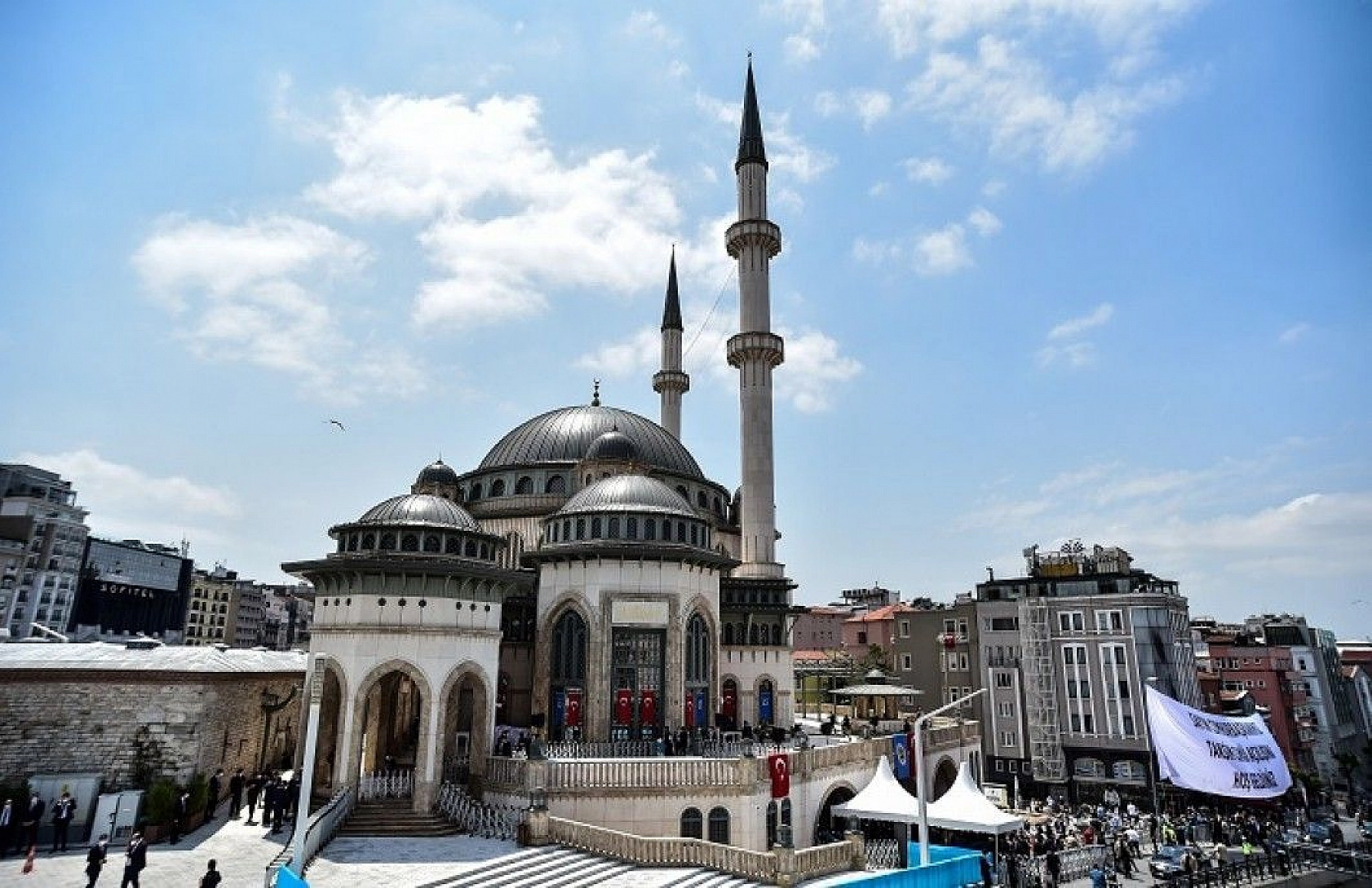 Taksim Camii ibadete açıldı