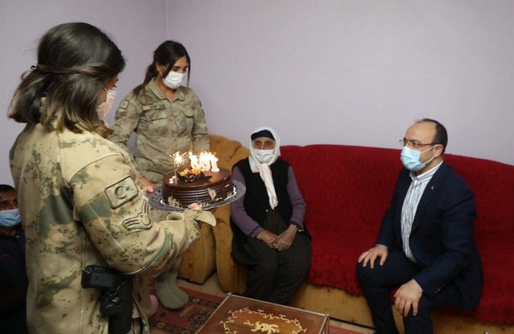 Şahide nine 103 yaşına girdi, ilk defa doğum günü kutladı, ilk defa vali gördü