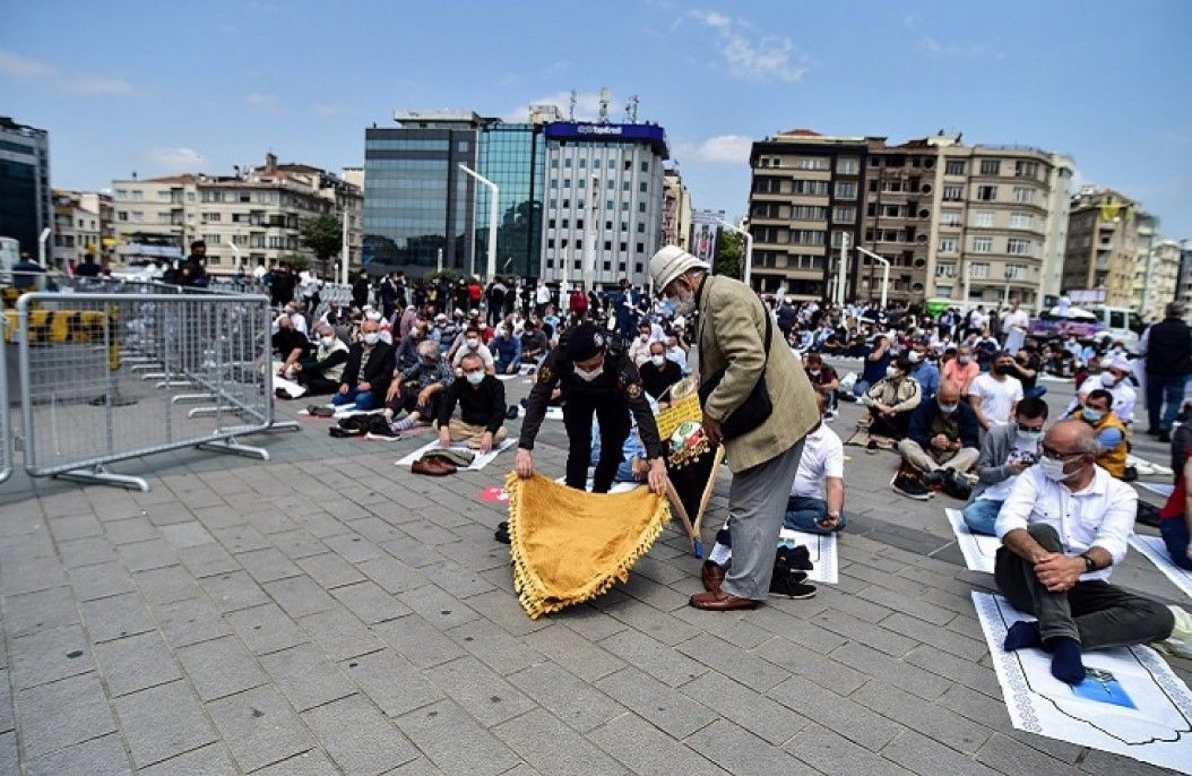 Taksim Camii ibadete açıldı