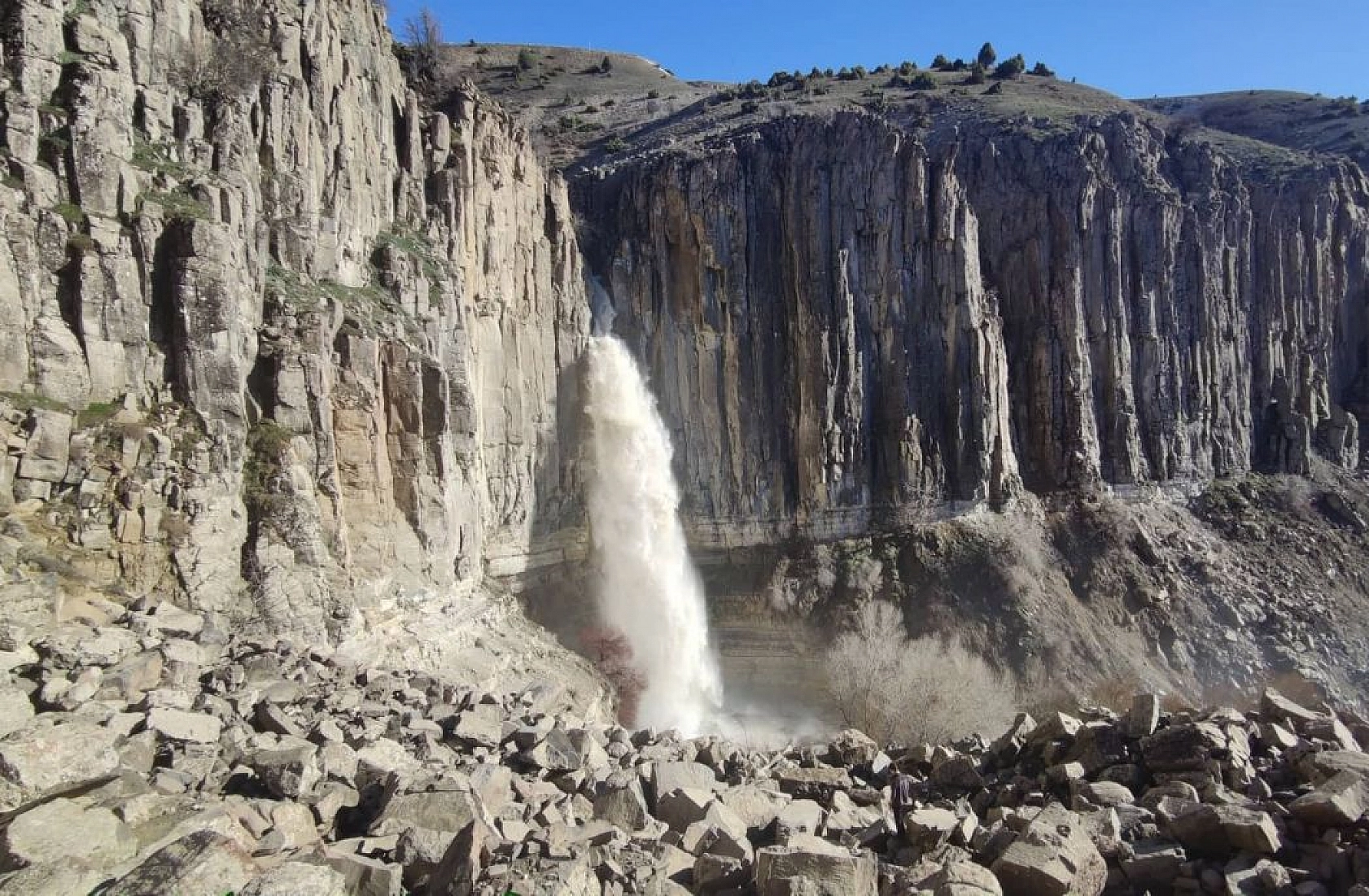 Devasa büyüklükteki kayanın göbeğinden akan şelale, heybeti ve güzelliğiyle ilgi odağı oldu