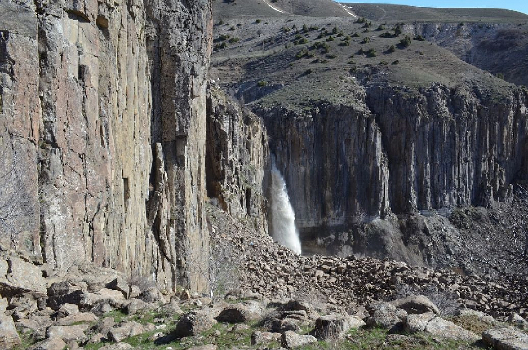 Devasa büyüklükteki kayanın göbeğinden akan şelale, heybeti ve güzelliğiyle ilgi odağı oldu