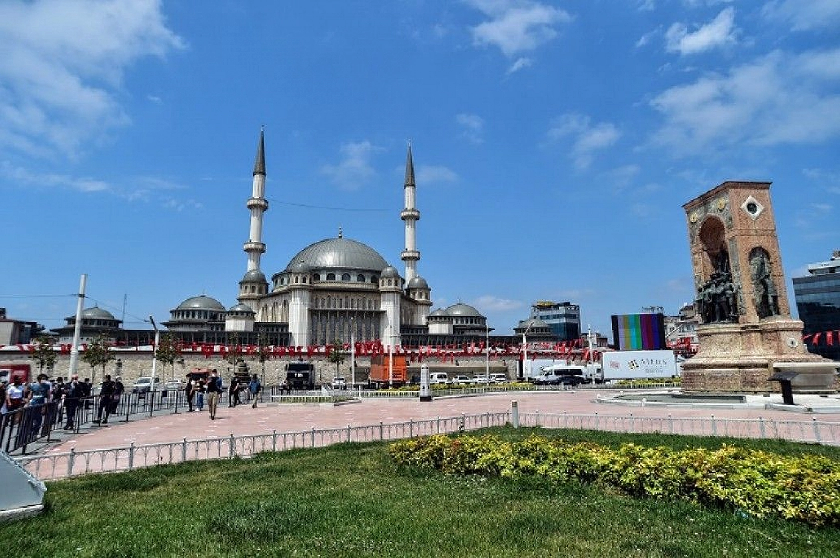Taksim Camii ibadete açıldı